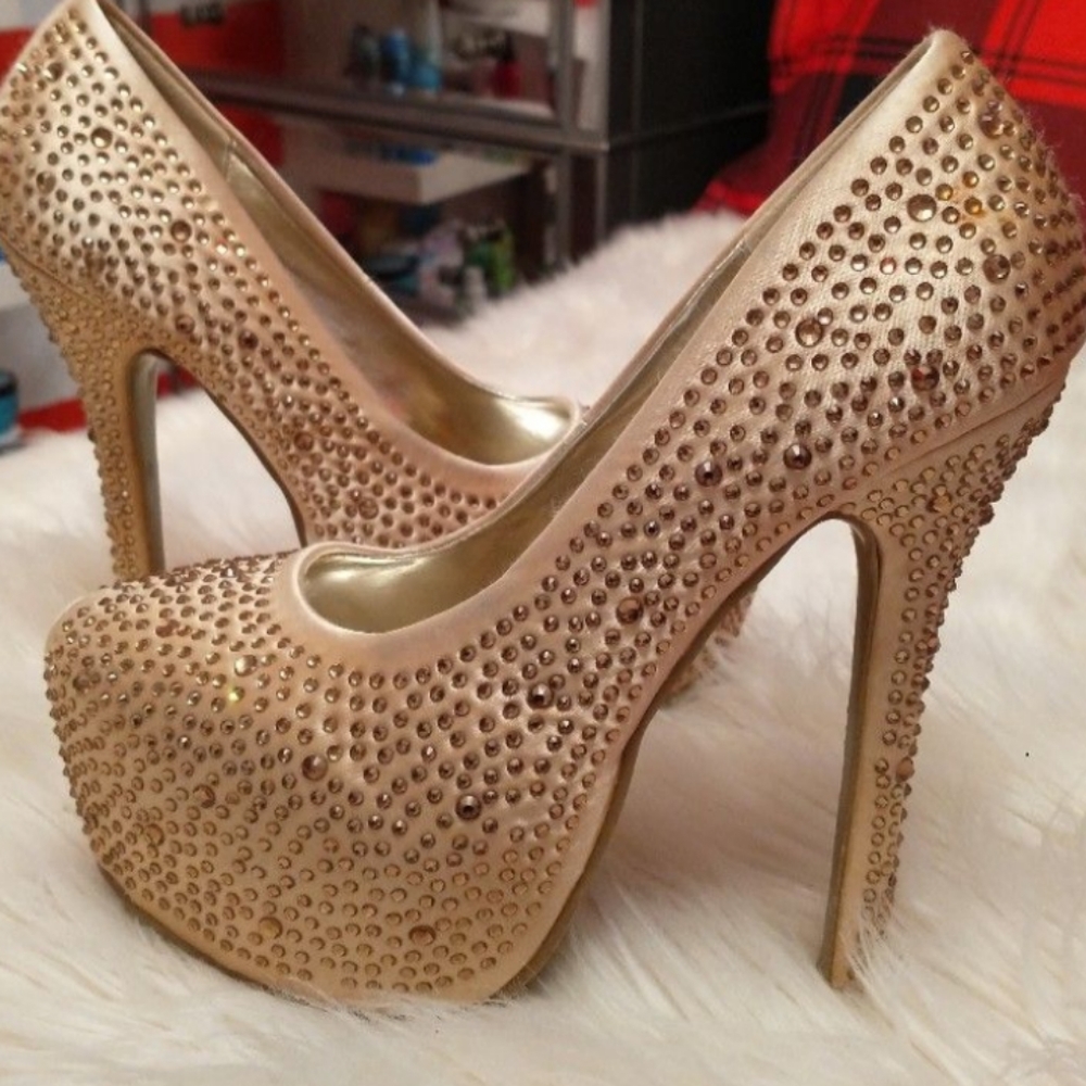 Gold satin high heel pump 👠